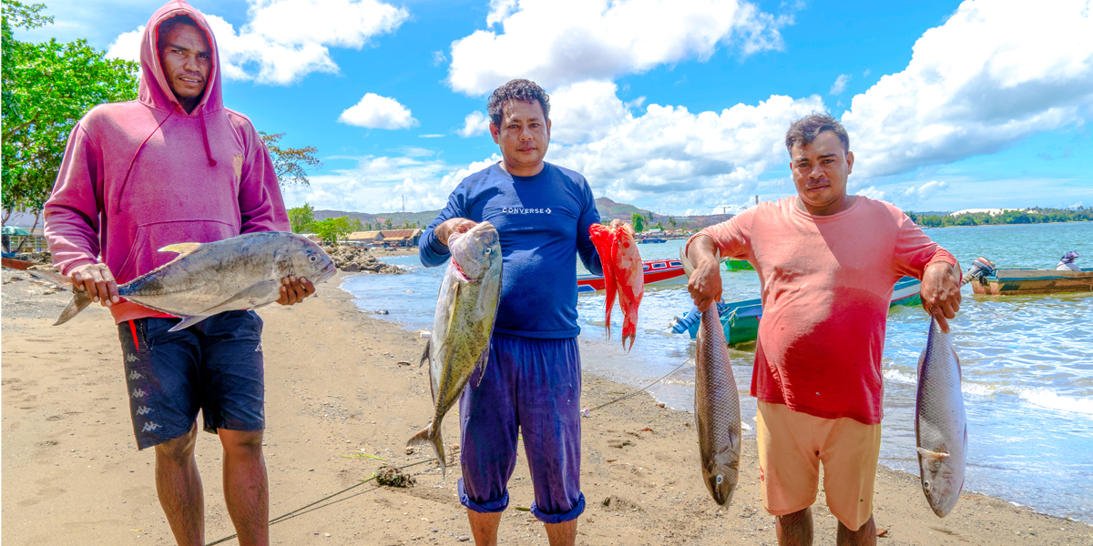 Peresmian sutan caption nelayan desa kawasi menujukkan ikan hasil tangkapan mereka 1